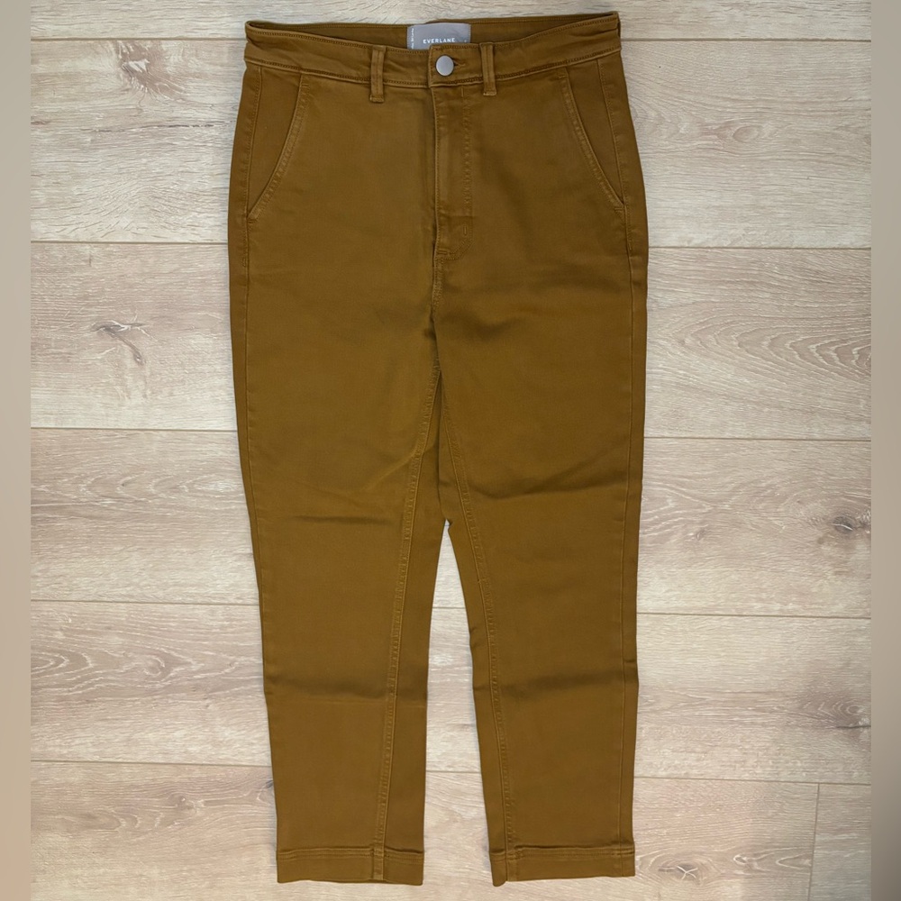 Everlane slim leg crop! Women’s size 6, soft + stretchy, 97% cotton/3% Elastane.